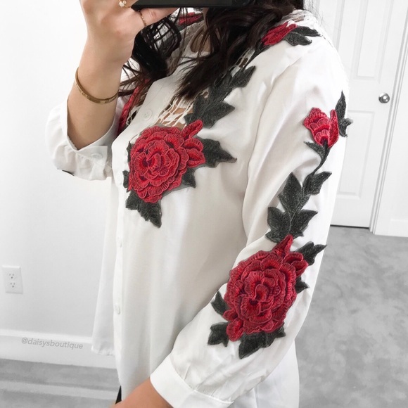 ❤️CLEARANCE❤️ white rose embroidered button up top - Picture 4 of 5